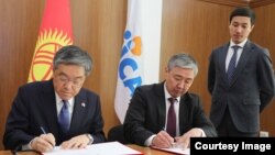 Жапониянын Кыргызстандагы элчиси Хидеки Года жана финансы министрлиги Алмаз Бакетаев.