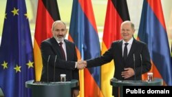 Канцлер Германии  Олаф Шольц (справа) и премьер-министр Армении Никол Пашинян. Берлин, 2 марта 2023 г.