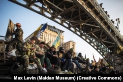 Готель «Україна» (на задньому плані) під час Революції гідності