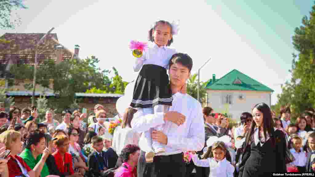 Жакында өлкөдө &ldquo;Билим берүү жөнүндө&rdquo; жаңы мыйзам иштей баштады. Анда менчик бала бакча ачуунун жол-жобосу жеңилдетүү, мектептерди текшерүү жана мугалимдердин кагаз толтурмай түйшүгүн азайтуу, ваучер системасы киргизүү, мектептеги аккредитацияны жоюп, бюджеттик акча баланын санына жараша бөлүү жана ошол аркылуу сапатты жогорулатууга жол берген артыкчылыктар бар экени айтылды.&nbsp;&nbsp;