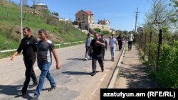 Կիրանցի բնակիչները խումբ - խումբ քայլում են դեպի այն հատվածը, որտեղ ճանապարհը փակ է