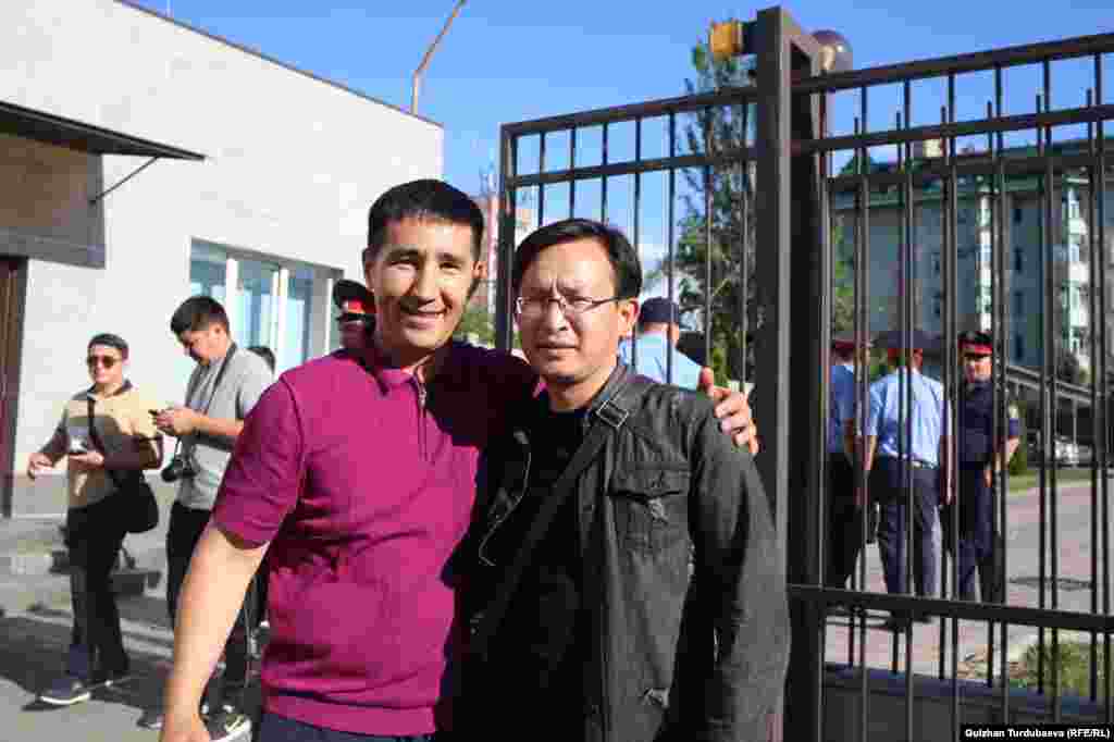 Кемпир-Абад иши боюнча айыпталып, акталган Эрлан Бекчоро уулу. (солдон экинчи)