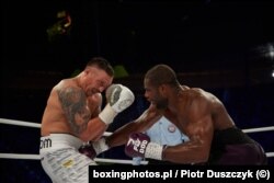 Удар нижче пояса від Даніеля Дюбуа Олександру Усику під час першого бою. Вроцлав, Польща, 26 серпня 2023 року