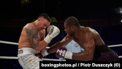 Удар ниже пояса от Даниэля Дюбуа Александру Усику во время первого боя. Вроцлав, Польша, 26 августа 2023 года