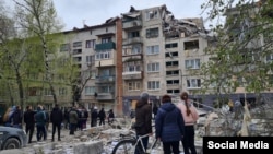 Обстріл зруйнував багатоповерхівки та пошкодив школу в місті