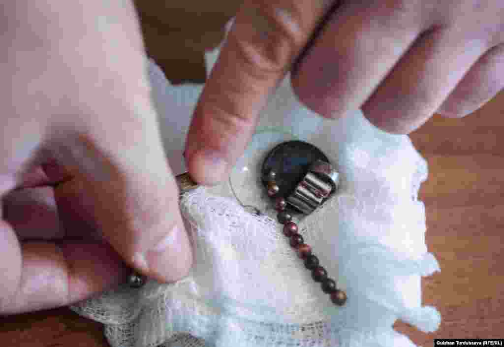 Но дети глотают не только жидкости. Они часто отправляют в рот разные мелкие, твердые предметы. Например, магнитные игрушки, монеты, колпачки от ручек... &nbsp;