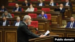 Премьер-министр Армении Никол Пашинян выступает с трибуны парламента