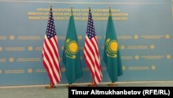 Флаги США и Казахстана