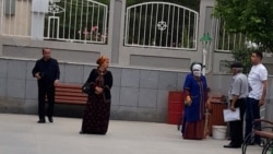 Döwlet edaralarynyň biriniň howlusynda duran ýaşaýjylar (Illýustrasiýa suraty)