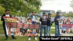 Берлинде тажик бийлигине каршы акция уюштуруп жаткан бозгундагы оппозициячыл активисттер. 29-сентябрь, 2023-жыл. Германия.
