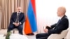 Премьер-министр Армении Никол Пашинян (слева) дает интервью CNN primanews