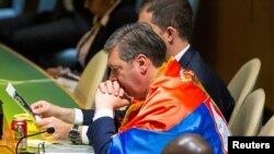 Падчас абмеркаваньня рэзалюцыі прэзыдэнт Сэрбіі Аляксандар Вучыч накінуў на плечы сэрбскі сьцяг