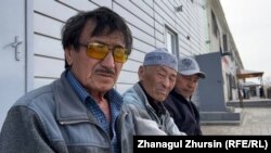 Житель Эмбы Кали Кулжанов (слева)