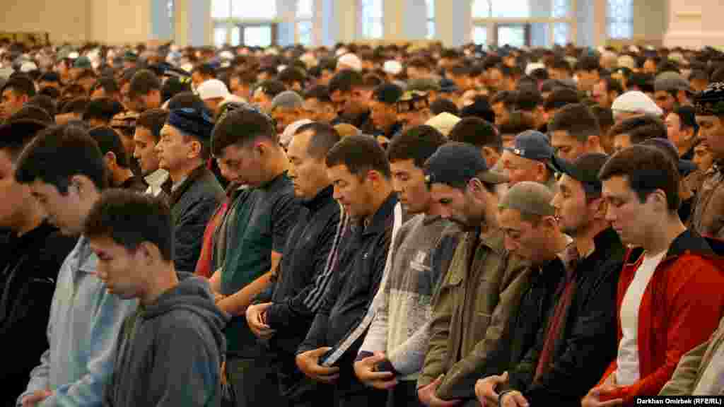 Мұсылман ғибадатханасы Қазақстанның бұрынғы президенті Нұрсұлтан Назарбаевтың бастамасымен салынған. Сәулетшісі &ndash; Түркия азаматы Айшекүл Ерин. Содан болса керек, жаңа мешіт алдыңғыларына қарағанда Түркиядағы тарихи мешіттердің үлгісіне ұқсайды.