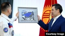 Космонавт Сергей Корсаков Садыр Жапаровго  Ысык-Көлдүн космостон тартылган сүрөтүн тапшырды. Бишкек. 12-апрель, 2023-жыл