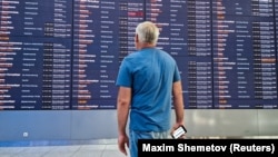 Ля табло ў маскоўскім аэрапорце «Шарамецьева» 