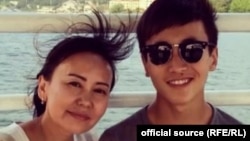 Азизкан Айткулов апасы Миргүл Айткулова менен