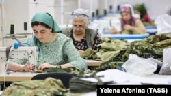Грознийдаги ҳарбий кийим тикадиган тикув фабрикаси ишчилари.
