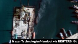 На спутниковом снимке виден уничтоженный российский военный корабль в порту Феодосия. 26 декабря 2023 года. Maxar Technologies/REUTERS