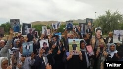 حضور خانواده‌های معترضان کشته شده شهرهای سنندج، دهگلان و دیواندره بر آرامگاه مهسا امینی