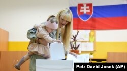 Під час голосування на парламентських виборах у Словаччині на одній зі столичних виборчих дільниць. Братислава, 30 вересня 2023 року