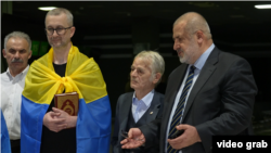 Nariman Celâl, Mustafa Cemilev, Refat Çubarov, Celâl Rusiye esirliginden azat etilgen soñ. Kıyiv, 2024 senesi iyünniñ 28-i