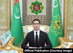 Bu surat 19-njy ýanwarda çap edildi. Prezidentiň ýüz keşbi dürli suratda tapawutlanýar. Sag tarapdaky kalendar, çep tarapdaky kagyzlaryň durky, arka tarapynda baýdaklar ýokardaky suratdan biraz tapawutlanýar.