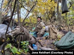 Джона в одному із бункерів у лісосмузі на Луганщині. Жовтень 2022 року