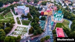 Контури фундаменту Десятинної церкви, яку збудували в 989–996 роках. Її вважають першою кам'яною церквою України-Русі. Ліворуч у верхній частині світлини – Національний музей історії України, а праворуч – Андріївська церква