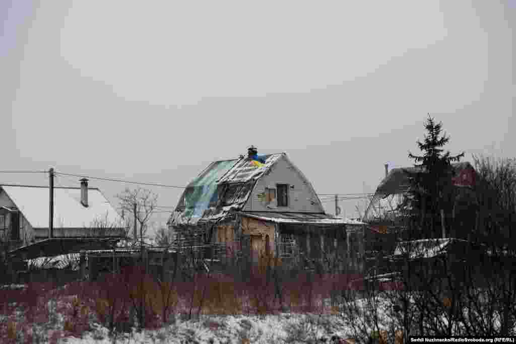 Перше, що кидається в очі при в&#39;їзді в легендарний Мощун &ndash; розвалені будинки. На парканах досі написи: &laquo;Тут живуть люди&raquo;, якими навесні 2022-го намагалися захиститися від прямих влучень танків. Відсутність людей на вулицях і сніг складають враження, що село закинуте. Але люди тут є й попри все намагаються відновити свої будинки власними силами та з допомогою благодійних фондів