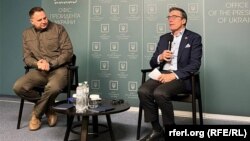 Андрій Єрмак та Андерс Фог Расмуссен після зустрічі у Києві, під час спілкування із представниками ЗМІ