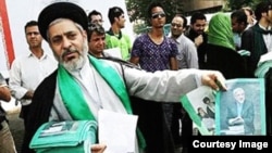 حسین مرتضوی زنجانی، رئیس پیشین زندان‌های اوین تهران و گوهردشت کرج، در سال ۱۳۸۸ در ستاد انتخاباتی میرحسین موسوی فعال بود/ هویت او در این عکس نخستین‌بار توسط ایرج مصداقی شناسایی شده است.