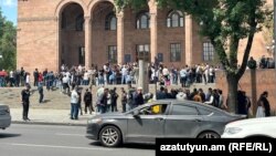 Երթի մասնակիցները ԳԱԱ շենքի մոտ, 13-ը մայիսի, 2024թ․