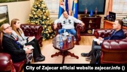 Aleksandr Studenikin (sağda) Serbiyada Zayeçar şəhərinin meri ilə görüşür. 2023