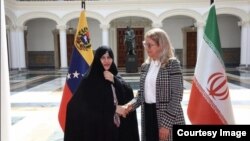 جمیله علم‌الهدی (چپ) در کنار همسر رئیس جمهور ونزوئلا