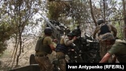 Українські військові ведуть вогонь по позиціях армії РФ на херсонському напрямку. Серпень 2023 року
