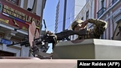 Ла-Паста турган аскер.