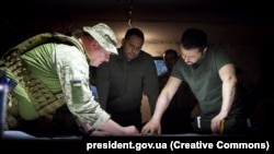 Зеленський в інтерв'ю сказав, що кількість СЗЧ зменшилась. Але є експерти, які кажуть, що це не так. На фото президент під час поїздки на Донеччину в червні 2023 року