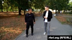 Бойовий медик Роман Замрій на позивний «Йода» та журналіст Радіо Свобода Тарас Левченко, Красилів, Хмельницька область, 28 вересня 2023 року