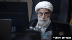 احمد جنتی ۹۷ ساله در بیش از سه دهه گذشته دبیر شورای نگهبان و چهره اصلی در تأیید یا ردصلاحیت‌ها بوده است