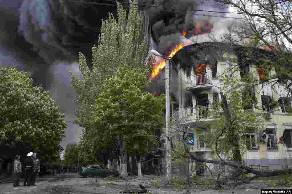 9 травня 2014 року. Будівля міліції, охоплена полум&#39;ям. У той день українські війська здійснили штурм цієї будівлі, кілька людей загинули