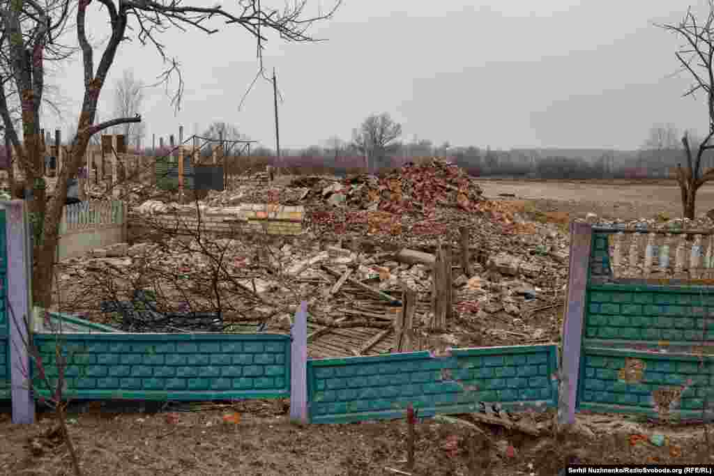 Зруйнований житловий будинок, с. Тетерівське, березень 2022 року / Праворуч: березень 2024 року. На місці знищеного будинку встановили модульний будиночок. Із 300 жителів Тетерівського, які проживали в селі до 24 лютого 2022 року, повернулося на цей час близько 70 людей