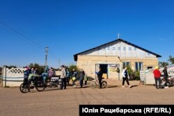 Біля церкви