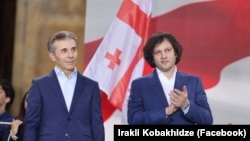 Засновник «Грузинської мрії» Бідзіна Іванішвілі (ліворуч) і прем'єрміністр Іраклій Кобахідзе на партійному мітингу в Тбілісі у квітні