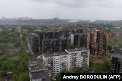 Спалені ракетними обстрілами будинки Маріуполя, весна 2022 року