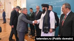 Татарстан президенты Рөстәм Миңнеханов кунакларны сәламли