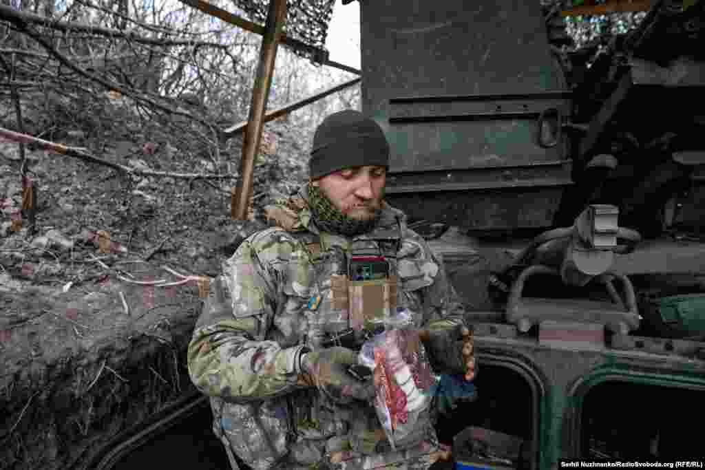 Поки тиша, запитую в Сергія: коли в нього був крайній раз вихідний. &laquo;Та складно сказати, що таке нормальний вихідний, &ndash; сміється він. &ndash; Навіть складно уявити, що таке нормальний вихідний і коли він був&raquo;