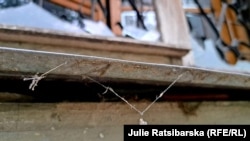 На місце ракетного удару по Дніпру, якого армія РФ завдала 19 квітня, жителі несуть квіти. Під завалами 5-поверхового будинку загинуло троє людей, Дніпро, 20 квітня 2024