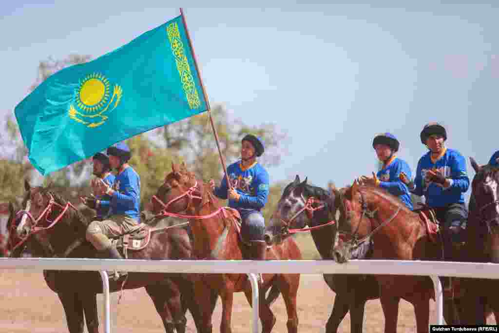 &quot;Астана&quot; командасынын оюнчусу Элдар&nbsp;Жээнкулов казак көкбөрүчүлөрү деле тайказага ойноп жүргөнүн айтып, буларга токтолду:&nbsp; &quot;Жакшы оюн болду. Бир улак салдык. Кыргызстан элине ыракмат, меймандос эл. 15 күн Ысык-Көлдүн жээгинде даярдандык. Оюн абдан кызыктуу болду. Биз деле 2016-жылга чейин тайказанга ойноп көнүп калганбыз.Тайказанда ойногон да жакшы. Аттарыбыз гана даяр болбой калды. &quot;Ынтымак командасын жеңиши менен куттуктайбыз&quot;.&nbsp;