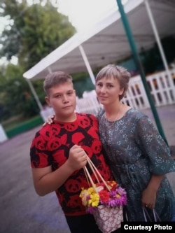 Микита Ковалик з тіткою Інною. Фото з особистого архіву родини